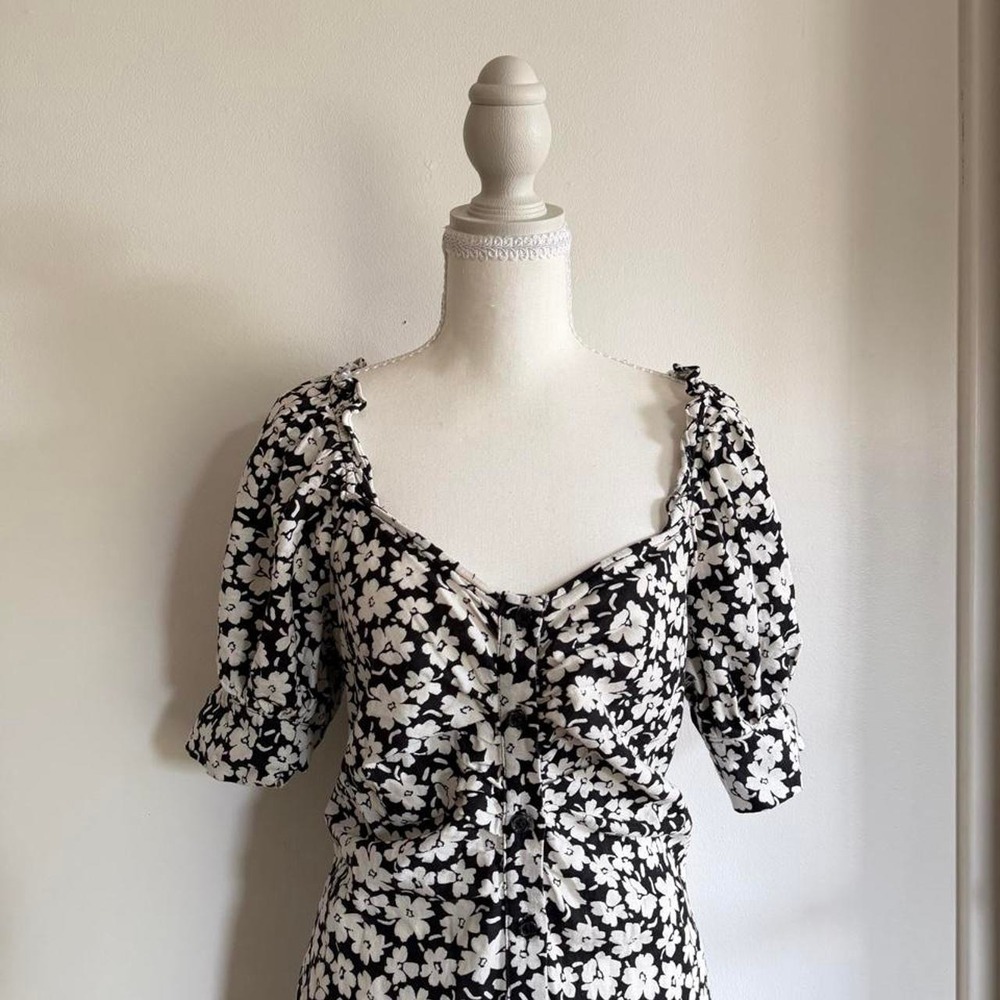 Who What Wear Black White Floral Peasant Midi Dress Ruched Front Short Sleeve M - Picture 2 of 5